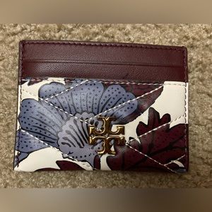 TORY BURCH KIRA CHEVRON CARD CASE - IMPERIAL GARNET/WONDERLAND VINE - ONE SIZE